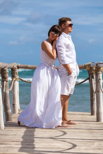 Sposa e sposo insieme su un molo — Foto Stock