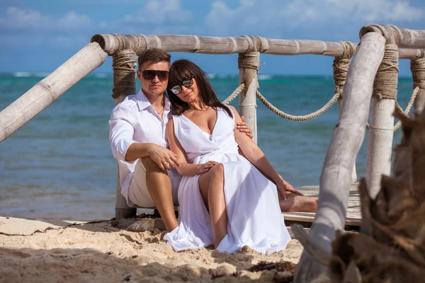 Bride and groom together on a wharf — Stock Photo, Image