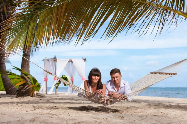 Ρομαντικό ζευγάρι χαλαρώνοντας στην αιώρα παραλία — Φωτογραφία Αρχείου