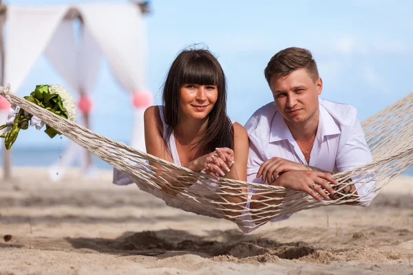 Romantiska par avkopplande i stranden hängmatta — Stockfoto