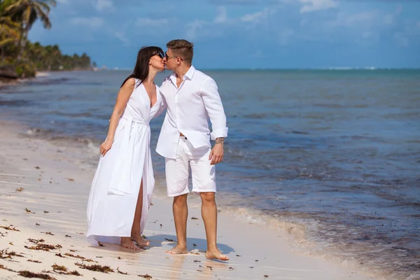 Praia casal andando em viagens românticas . — Fotografia de Stock