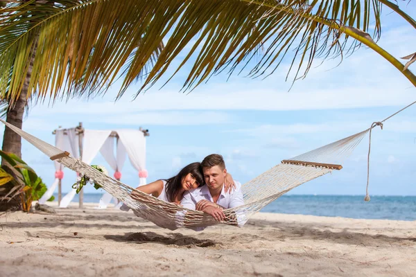 ロマンチックなカップルのビーチ ハンモックでリラックス — ストック写真
