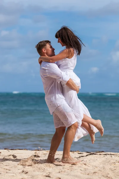 adam kız ellerinde tutar. okyanus plaj