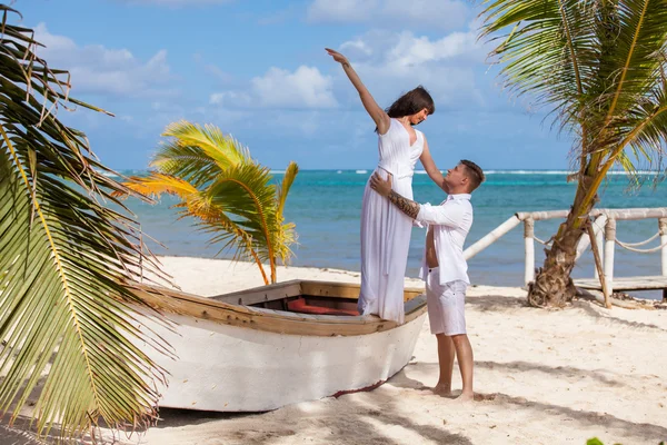 Junges Liebespaar heiratet in der Nähe des Bootes. — Stockfoto