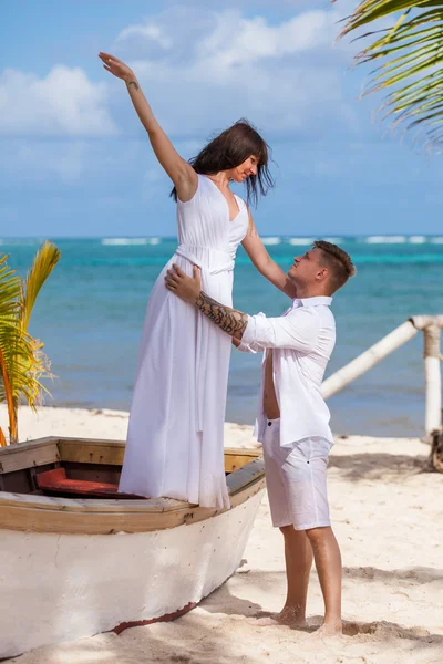 Jeune couple amoureux mariage près du bateau . — Photo