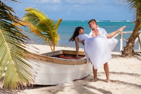 Young loving couple wedding near the boat. — Stock Photo, Image