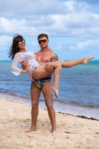 adam kız ellerinde tutar. okyanus plaj