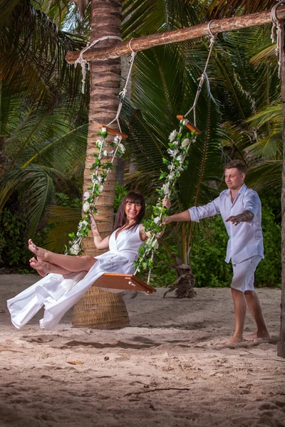 Jeune couple amoureux sur la balançoire — Photo