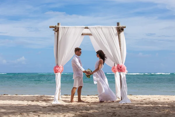 Junges Liebespaar heiratet in Gartenlaube. — Stockfoto