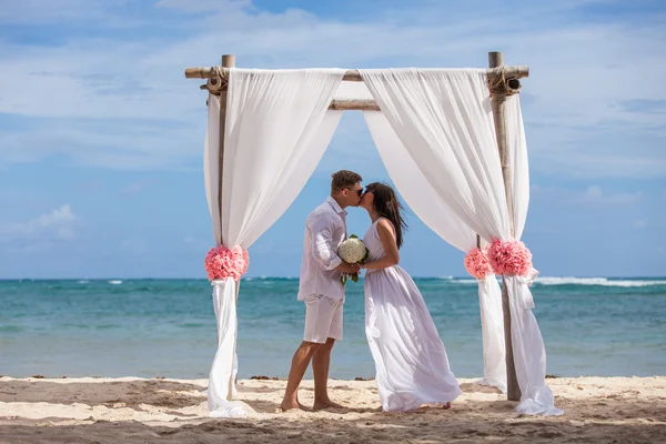 Genç çift düğün çardak içinde sevgi dolu.