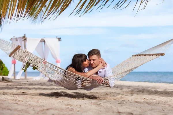 Pareja romántica que relaja en hamaca de la playa Fotos de stock
