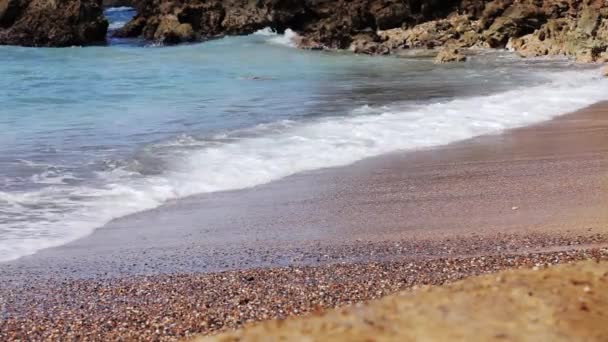 Sea wave på sanden på den tropiska stranden — Stockvideo