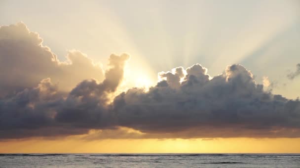 Video del hermoso amanecer sobre el océano — Vídeo de stock