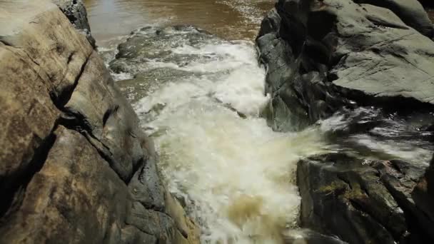 Video natočené horského potoka mezi kameny — Stock video