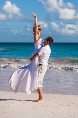 adam kız ellerinde tutar. okyanus plaj