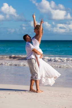 adam kız ellerinde tutar. okyanus plaj