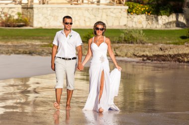 plaj çift romantik seyahat yürüyüş