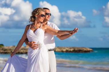 plaj çift romantik seyahat yürüyüş