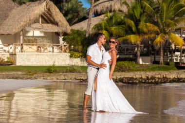 plaj çift romantik seyahat yürüyüş