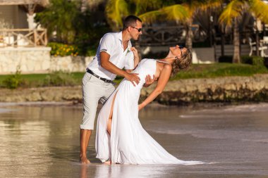 plaj çift romantik seyahat yürüyüş