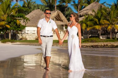 plaj çift romantik seyahat yürüyüş