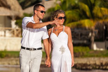 plaj çift romantik seyahat yürüyüş