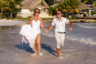 plaj çift romantik seyahat yürüyüş