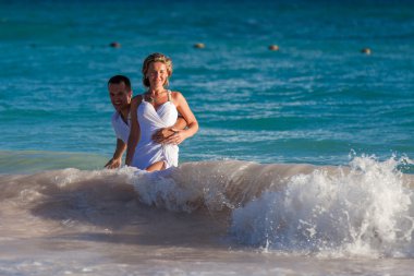 Genç Düğün çifti okyanus dalgaları eğlenin