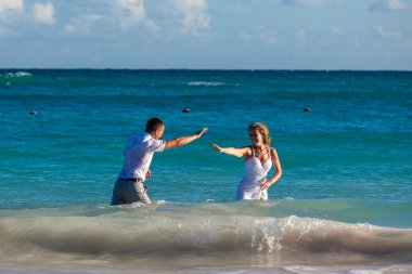 Genç Düğün çifti okyanus dalgaları eğlenin