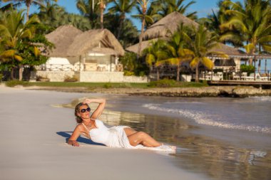 genç kız yalan okyanus plaj