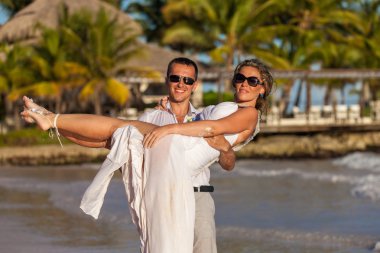 adam kız ellerinde tutar. okyanus plaj