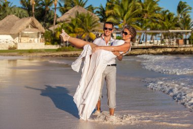 adam kız ellerinde tutar. okyanus plaj