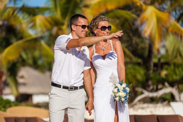 Young couple on the background of palm trees — Stock Photo, Image