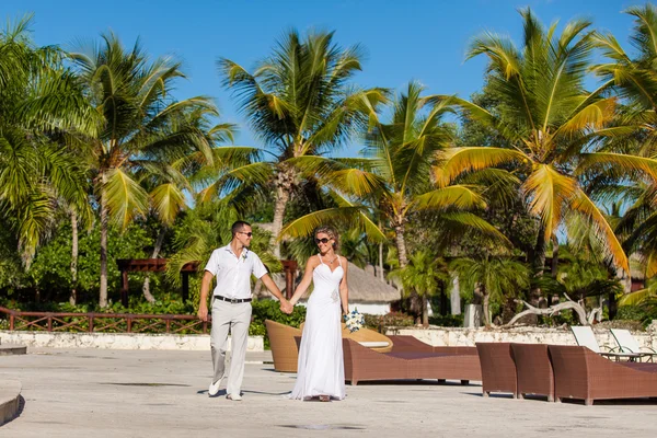 Young couple on the background of palm trees — Stock Photo, Image