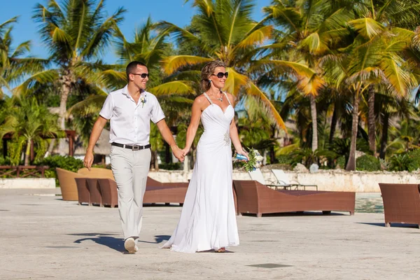 Young couple on the background of palm trees — Stock Photo, Image