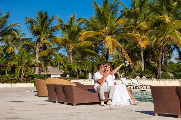 Young wedding couple sitting on the sunbed — Φωτογραφία Αρχείου