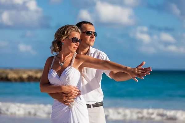 Beach couple walking on romantic travel — Stock Photo, Image