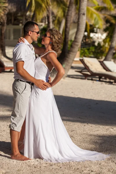 Pareja joven en el fondo de palmeras — Foto de Stock