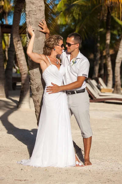 年轻夫妇在棕榈树的背景 — 图库照片