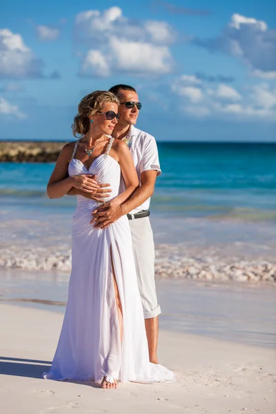 Spiaggia coppia a piedi sul viaggio romantico — Foto Stock