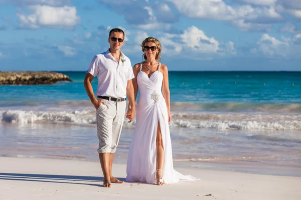 Spiaggia coppia a piedi sul viaggio romantico — Foto Stock