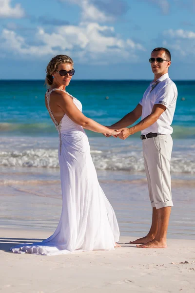 Beach couple walking on romantic travel — Stock Photo, Image