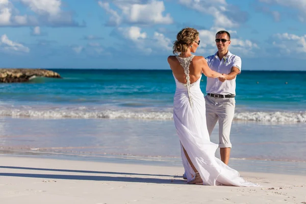 Spiaggia coppia a piedi sul viaggio romantico — Foto Stock