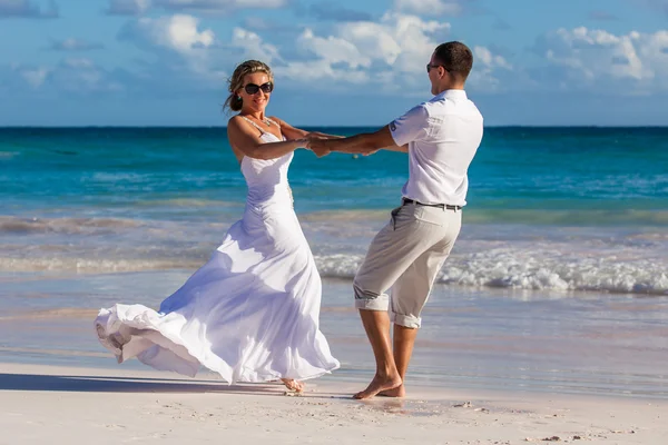 plaj çift romantik seyahat yürüyüş