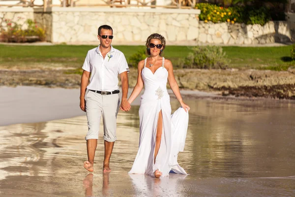 Playa pareja caminando en romántico viaje —  Fotos de Stock