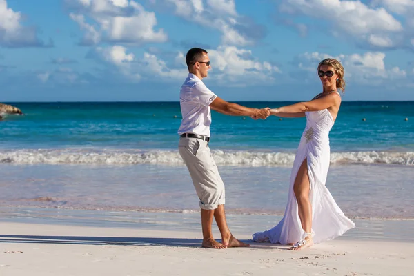 Odcinek plaży chodzenie na romantyczną podróż — Zdjęcie stockowe