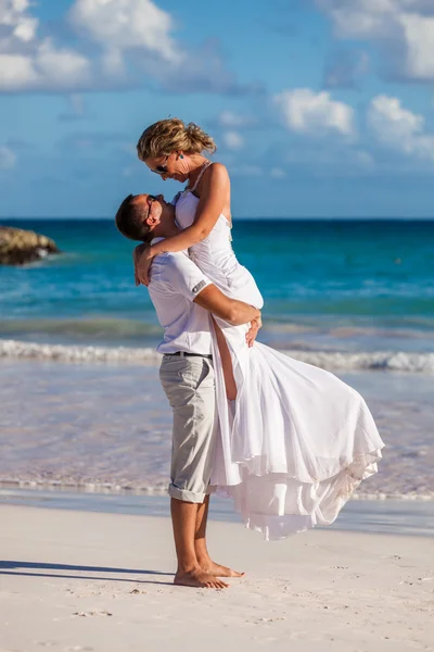 adam kız ellerinde tutar. okyanus plaj