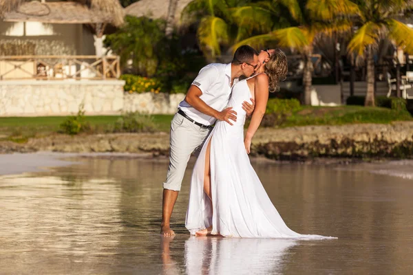 Spiaggia coppia a piedi sul viaggio romantico — Foto Stock