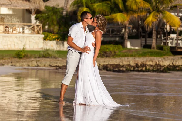 Beach couple walking on romantic travel — Stock Photo, Image