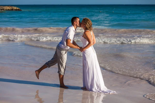 海滩情侣走在浪漫的旅行 — 图库照片